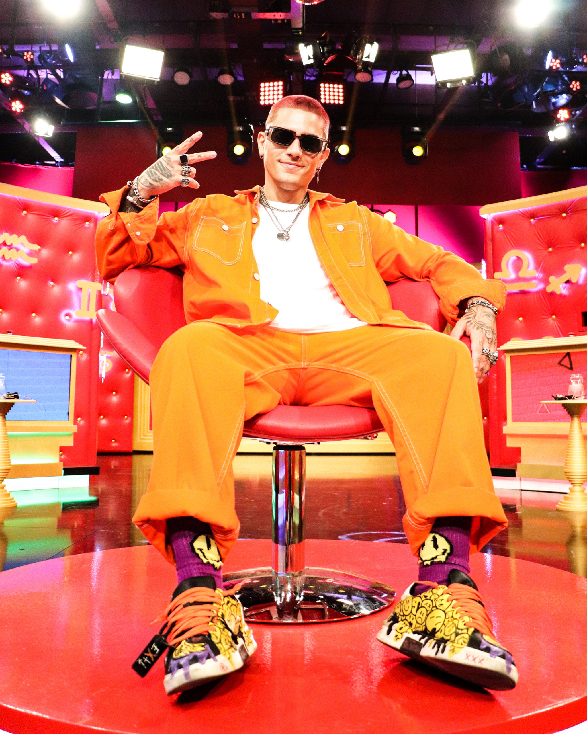 Canal 13 stars a new matchmaking tv show “De que signo sos” and has EXTi write and sing their theme song.