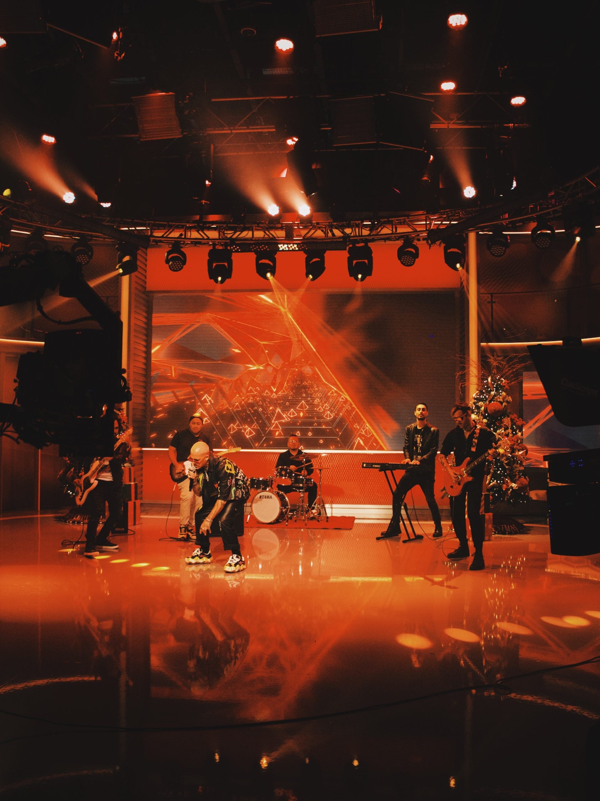 The biggest morning show for latin audiences in the USA “Despierta America” invited EXTi to live perform his latest single “Mi Próximo Error”.
