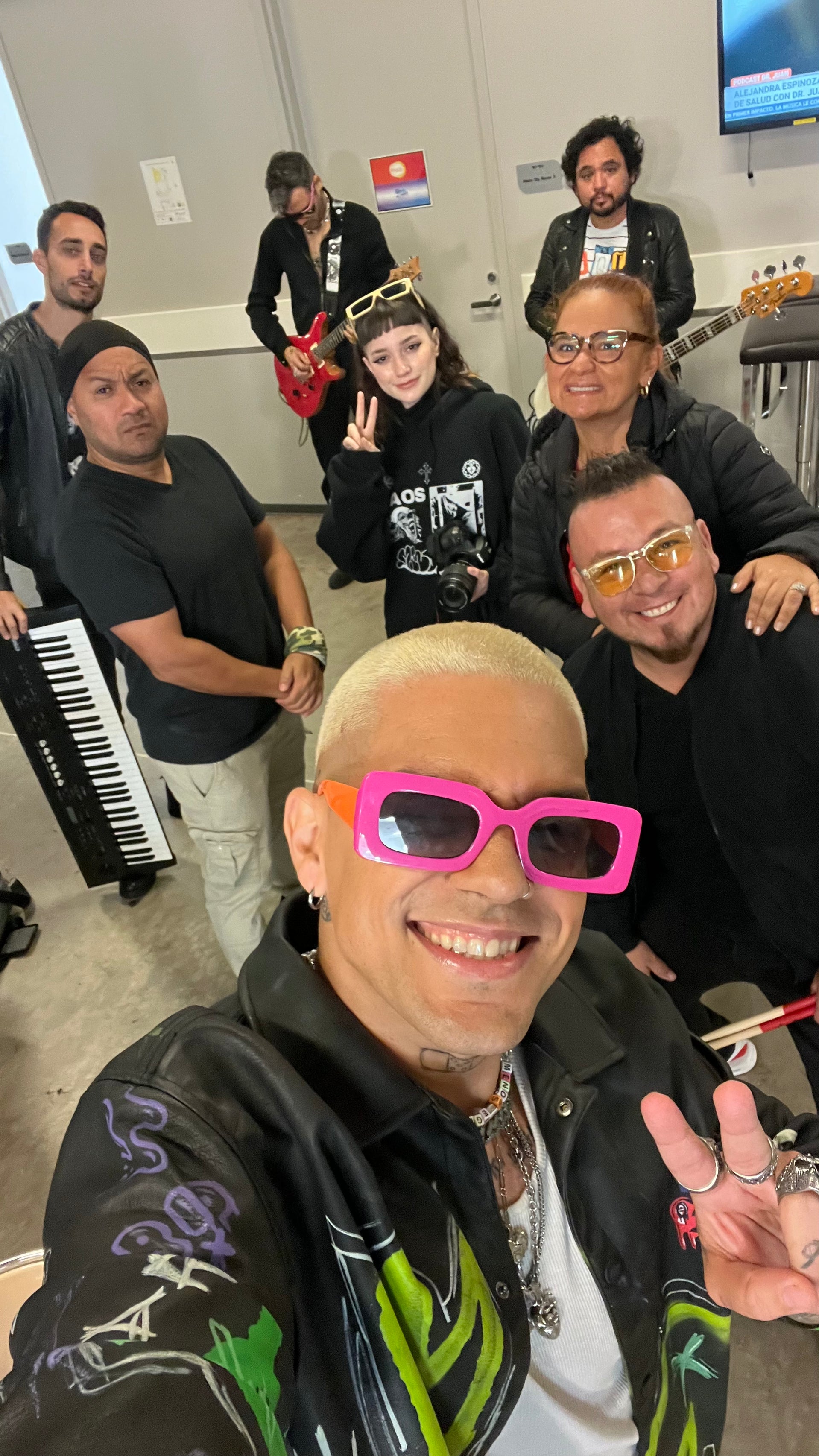 The biggest morning show for latin audiences in the USA “Despierta America” invited EXTi to live perform his latest single “Mi Próximo Error”.
