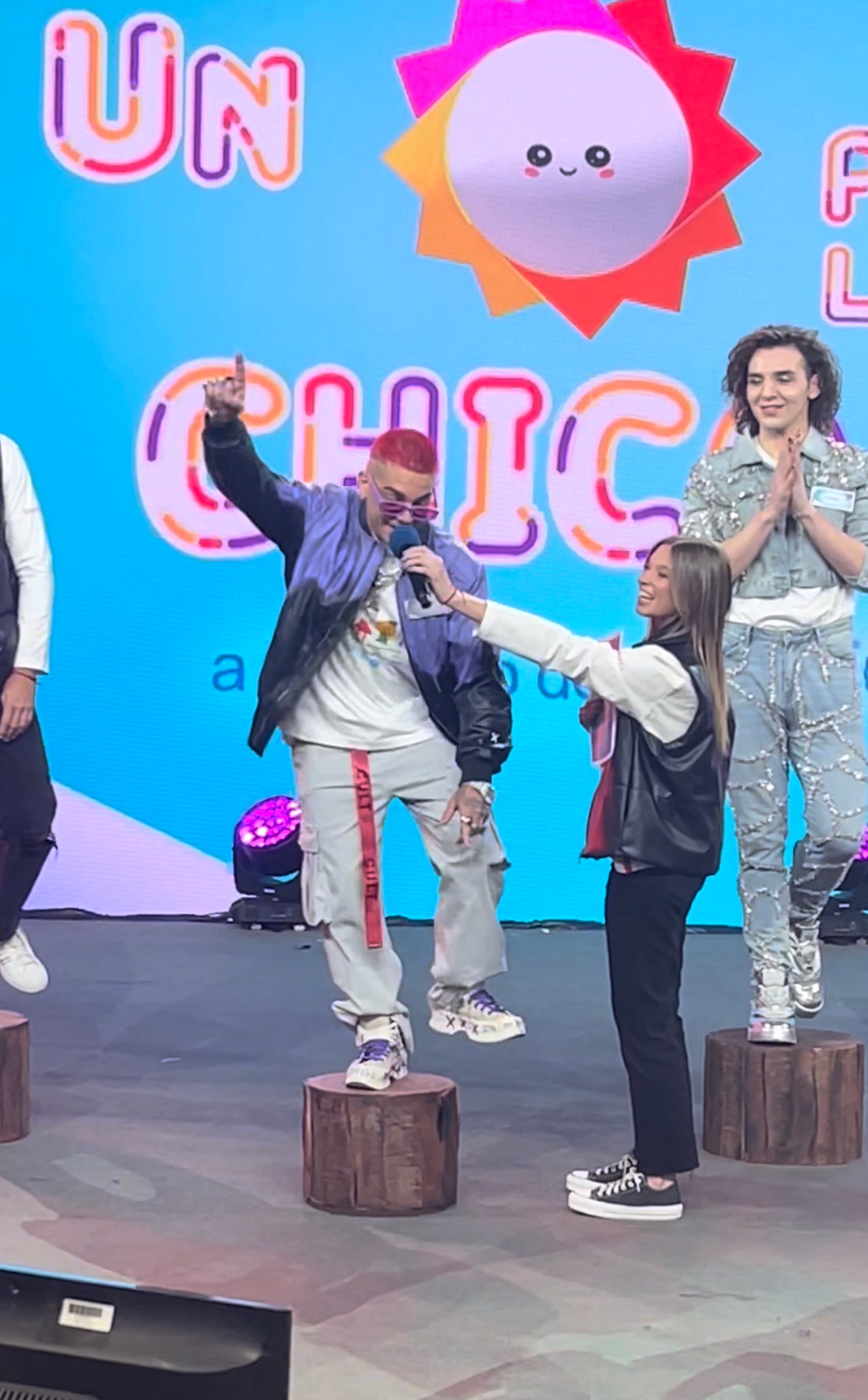 Unicef and El Trece tv network had EXTi as a soecial guest, as the singer of their theme song for their 30 year running on air fundraiser.