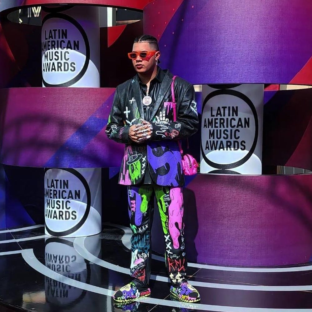 EXTi designed two special fits for “Hecha Pa’ Mi” latin super star Boza for his red carpet and closing show at the Latin American Music Awards in Las Vegas.