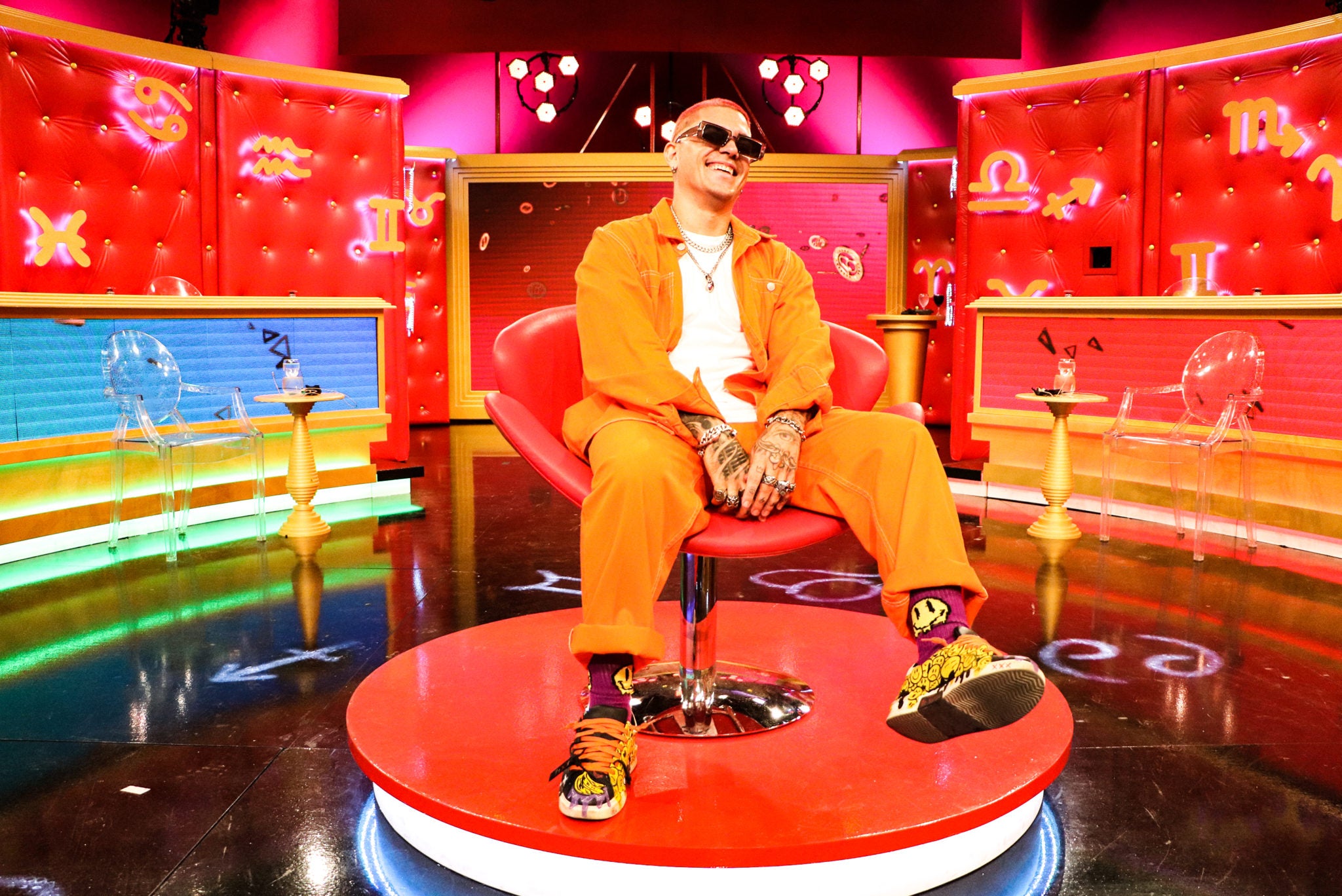 Canal 13 stars a new matchmaking tv show “De que signo sos” and has EXTi write and sing their theme song.