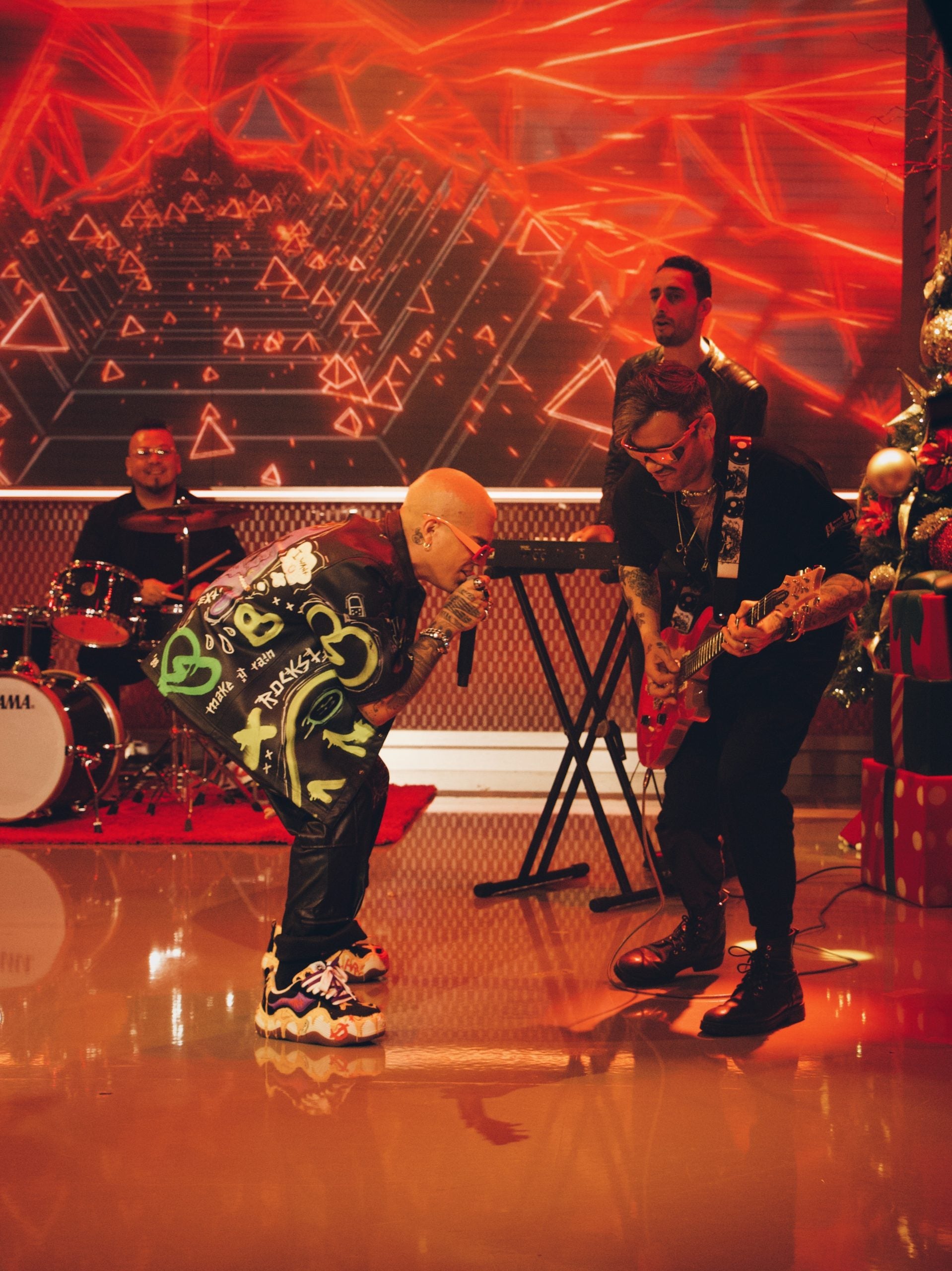 The biggest morning show for latin audiences in the USA “Despierta America” invited EXTi to live perform his latest single “Mi Próximo Error”.