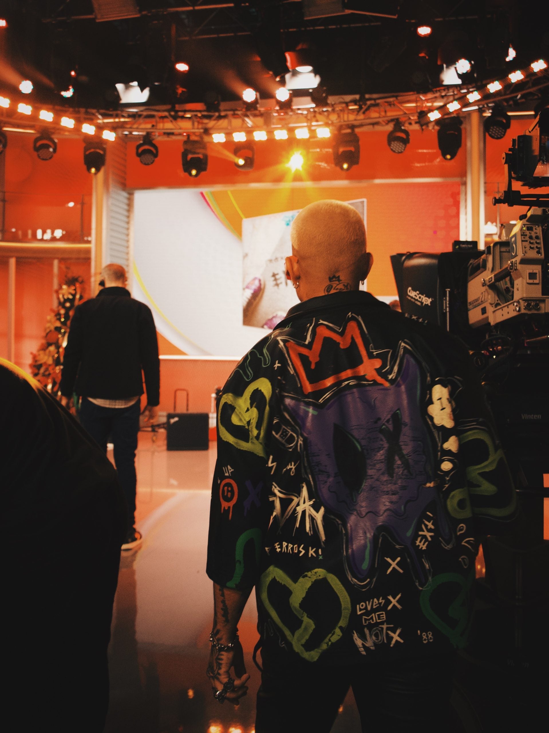 The biggest morning show for latin audiences in the USA “Despierta America” invited EXTi to live perform his latest single “Mi Próximo Error”.