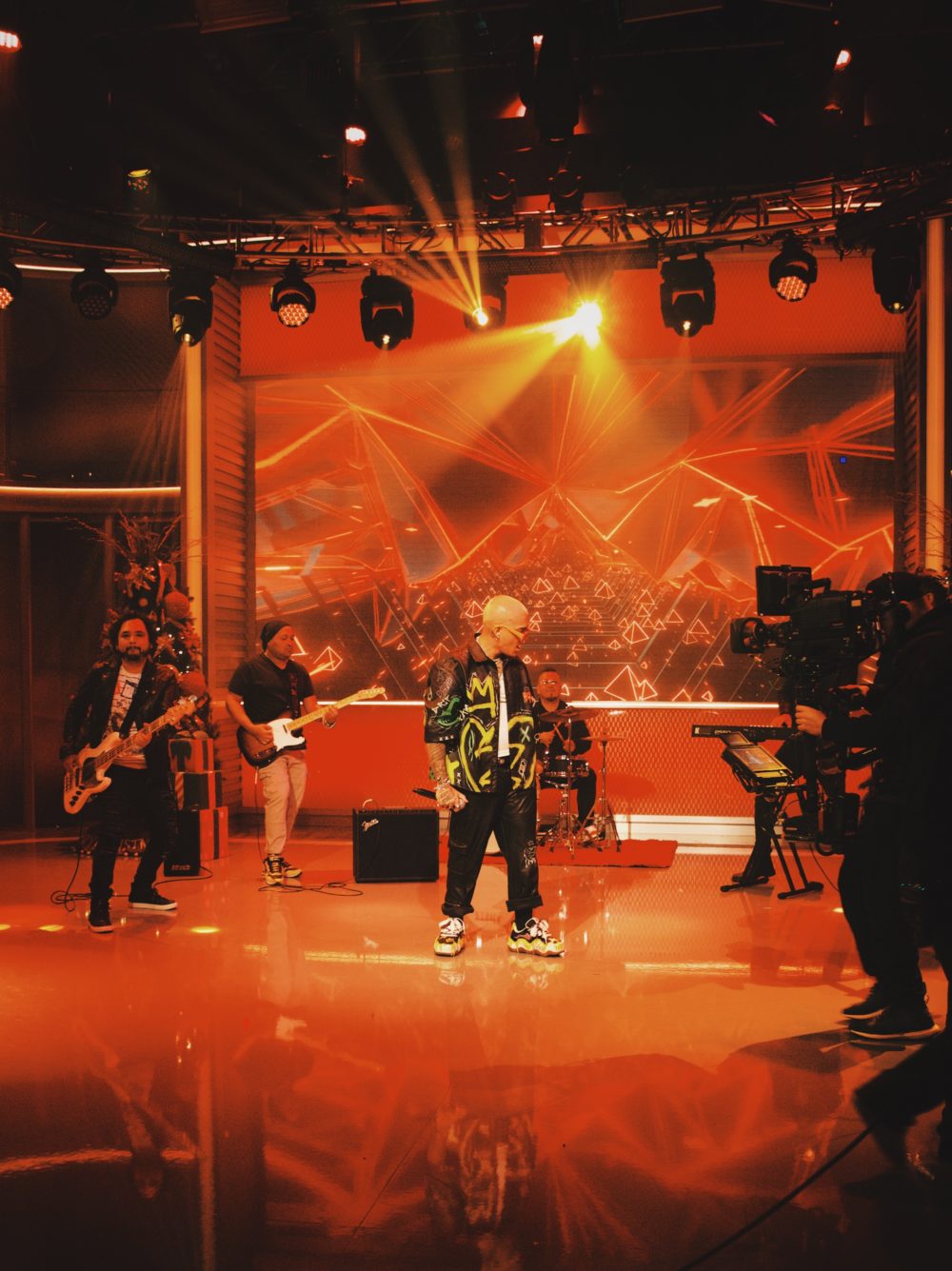 The biggest morning show for latin audiences in the USA “Despierta America” invited EXTi to live perform his latest single “Mi Próximo Error”.